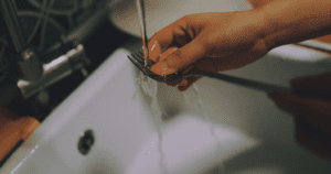 Cleaning a fork in a sink